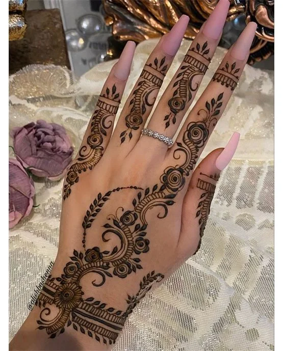 Fill And Dome Sleek Back Hand Mehndi Design Detailing